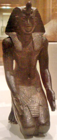 Una estatua que se cree que representa a Necao II.